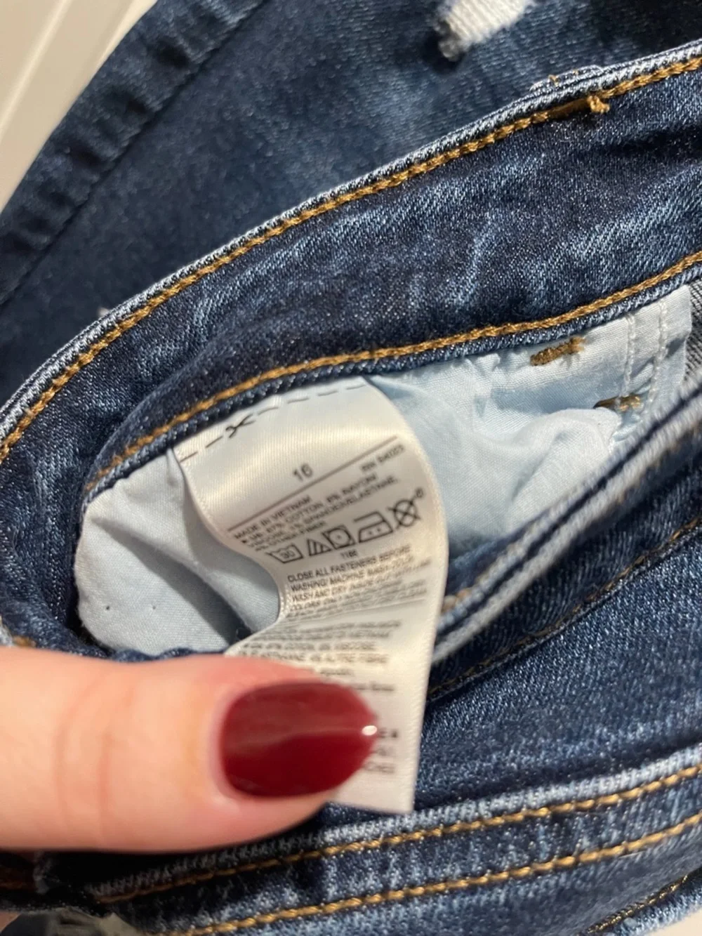 Old Navy Mid-Rise Rockstar Super Skinny Jeans - Picture 3 of 4